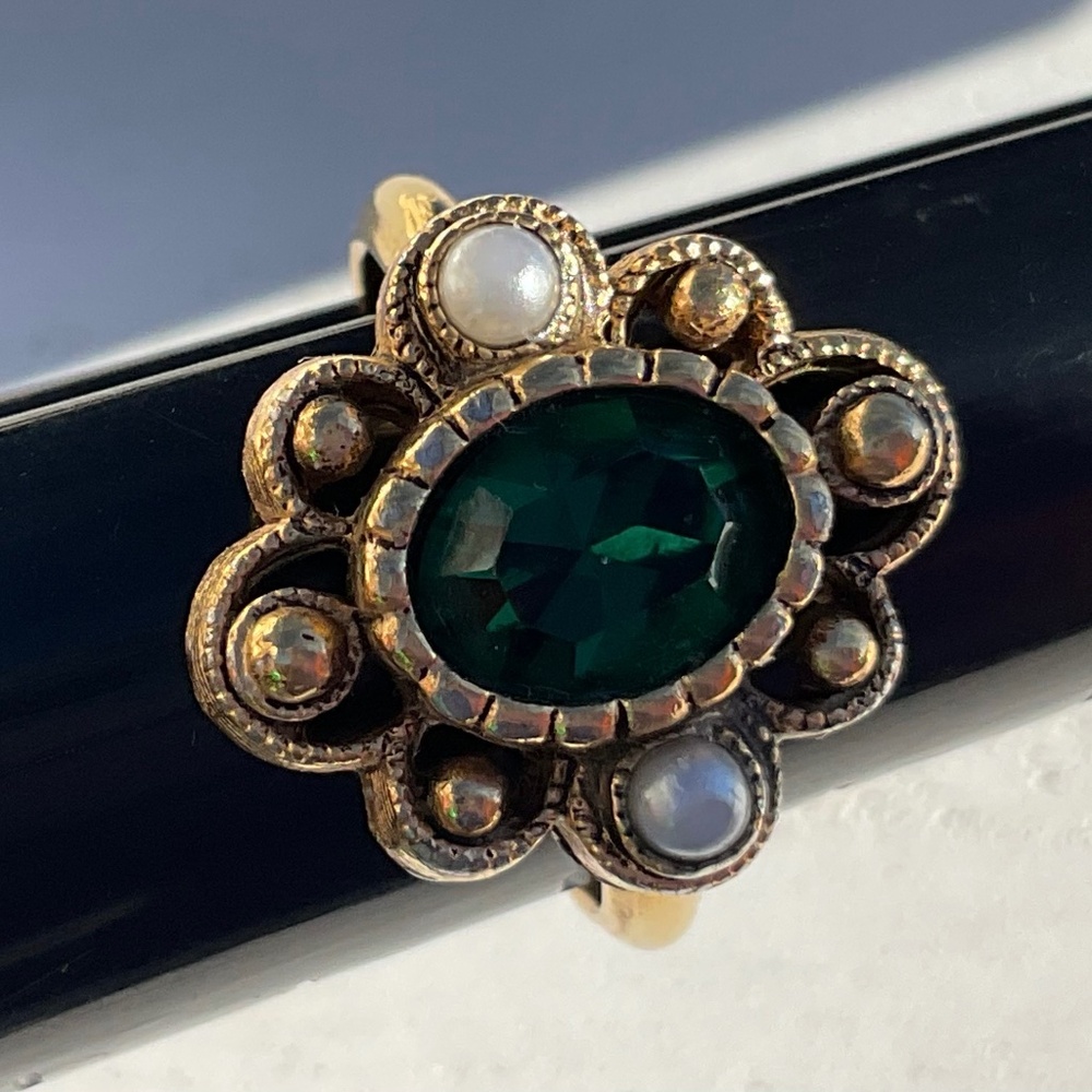 Vintage Avon Versailles Ring Faux emerald and pearls gold tone setting sz 6 - Picture 2 of 9